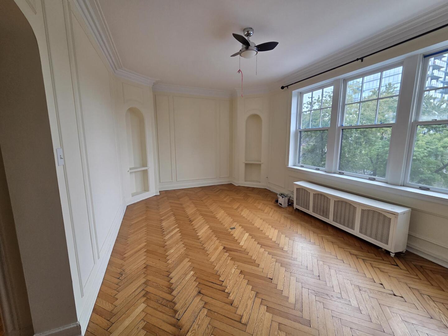 421 West Melrose Street, Unit 5D Chicago, IL 60657 - Photo 12 of 29 a view of an empty room and a window