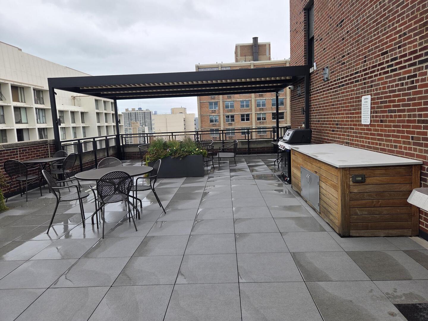421 West Melrose Street, Unit 5D Chicago, IL 60657 - Photo 25 of 29 a view of a dinning tables and chairs in the patio