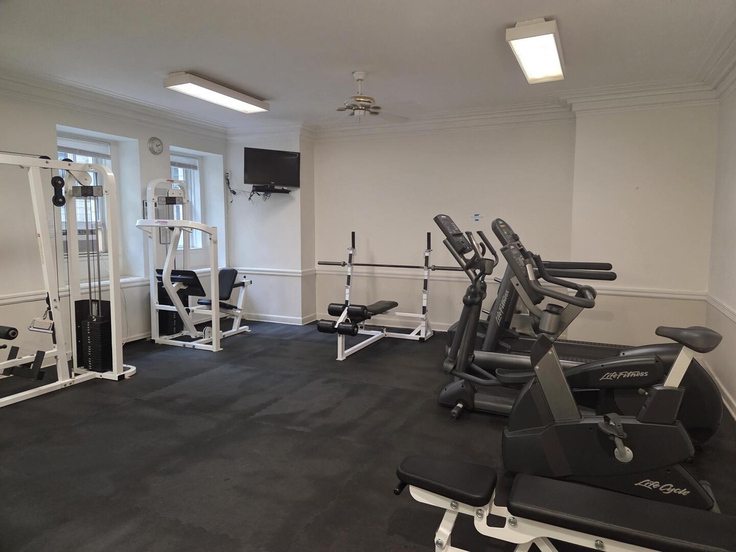 421 West Melrose Street, Unit 5D Chicago, IL 60657 - Photo 6 of 29 a view of a room with gym equipment