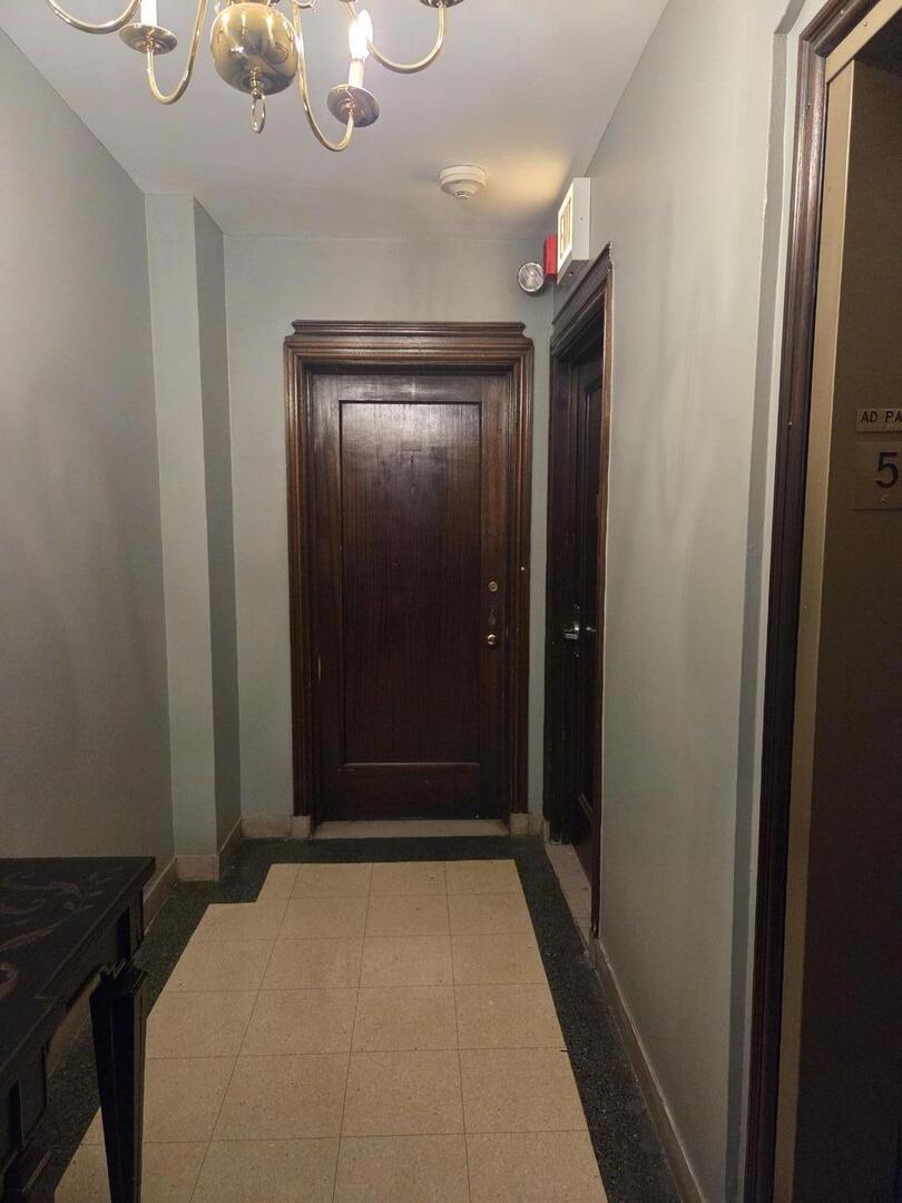 421 West Melrose Street, Unit 5D Chicago, IL 60657 - Photo 8 of 29 a bathroom with a sink and a mirror