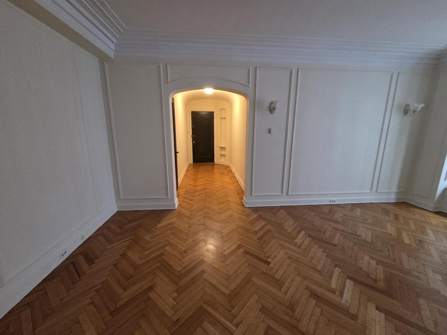 421 West Melrose Street, Unit 5D Chicago, IL 60657 - Photo 9 of 29 a view of an empty room with closet area