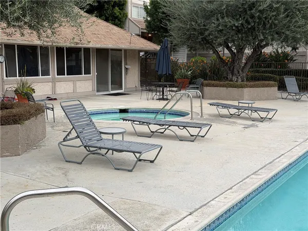 $3,250 | 18333 Hatteras Street, Unit 62, Tarzana, CA 91356