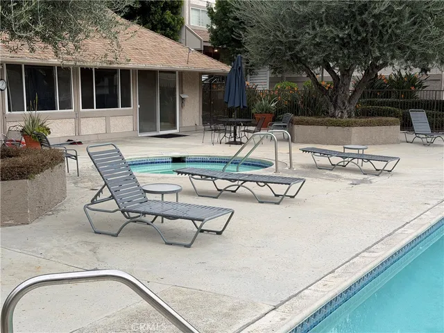 $3,400 | 18333 Hatteras Street, Unit 62, Tarzana, CA 91356