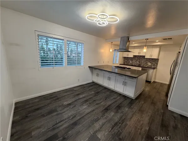 $3,250 | 18333 Hatteras Street, Unit 62, Tarzana, CA 91356