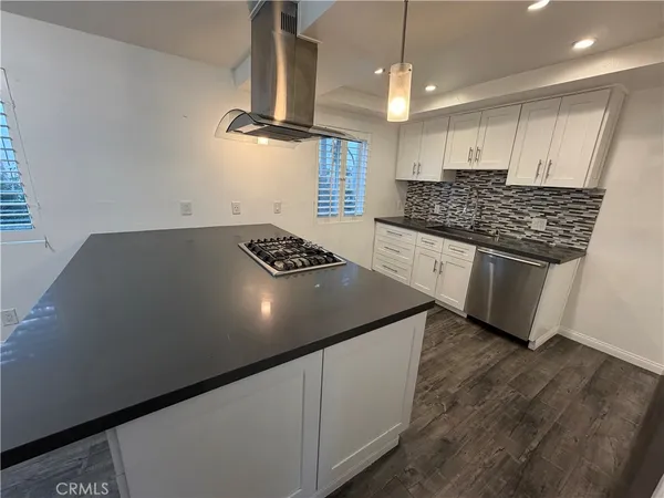 $3,250 | 18333 Hatteras Street, Unit 62, Tarzana, CA 91356