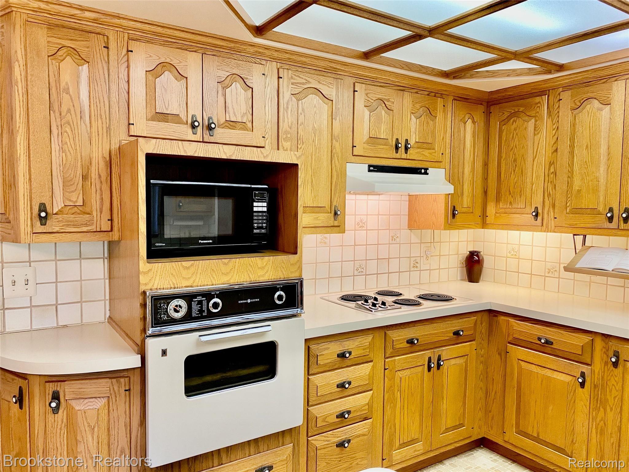 838 Wilwood Road Rochester, MI 48309 - Photo 24 of 53 THERE ARE LOADS OF CABINETS AND COUNTERTOP SPACE IN THE LARGE KITCHEN (10X11). CHECKOUT THE COOK TOP, BUILT-IN STOVE & COOKBOOK HOLDER