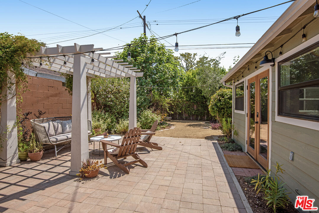 3828 Seneca Avenue Los Angeles, CA 90039 - Photo 24 of 40 a view of a chairs and table in the patio