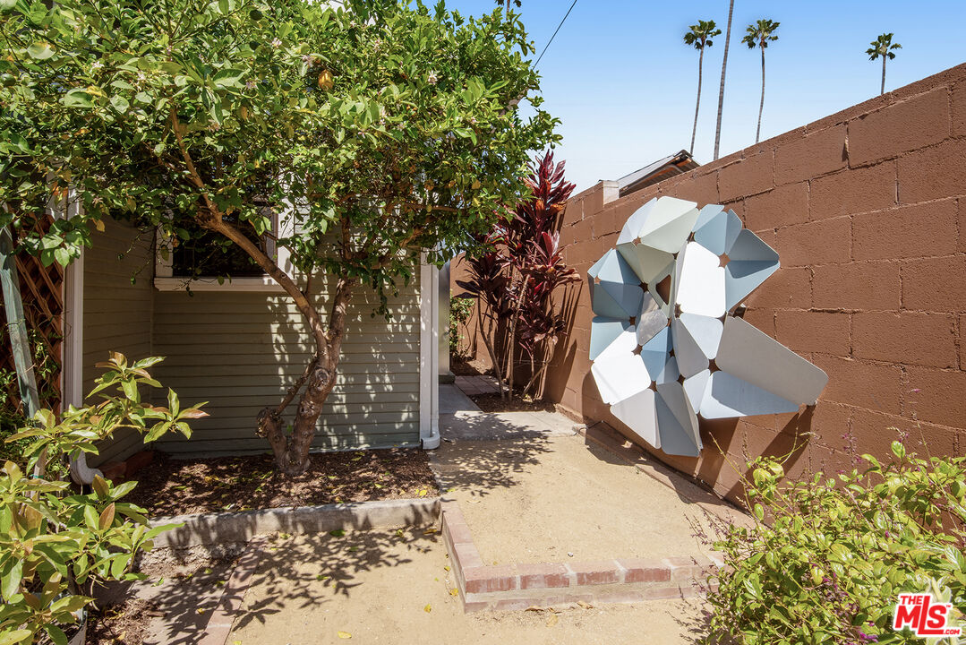3828 Seneca Avenue Los Angeles, CA 90039 - Photo 25 of 40 a backyard of a house with lots of green space