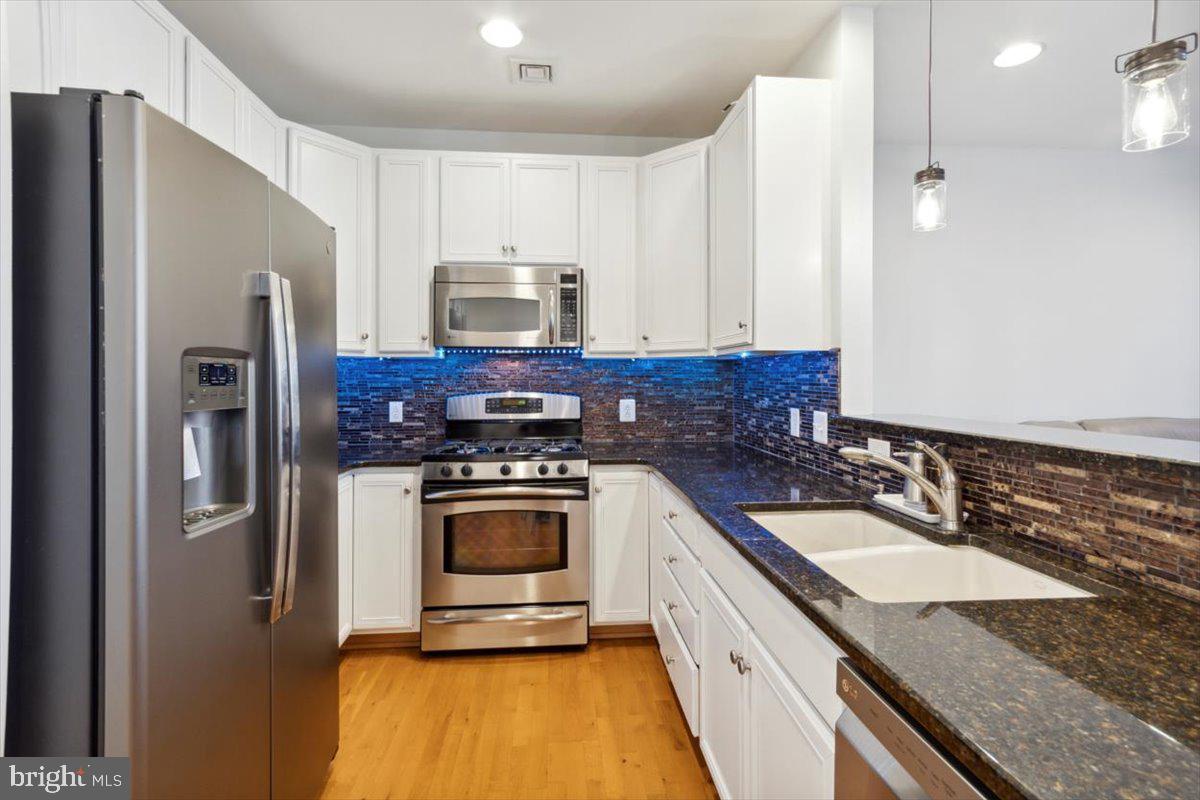 3152 Master Street, Unit 58 Philadelphia, PA 19121 - Photo 4 of 21 Accessible to LR & DR. plus quick bite counter.