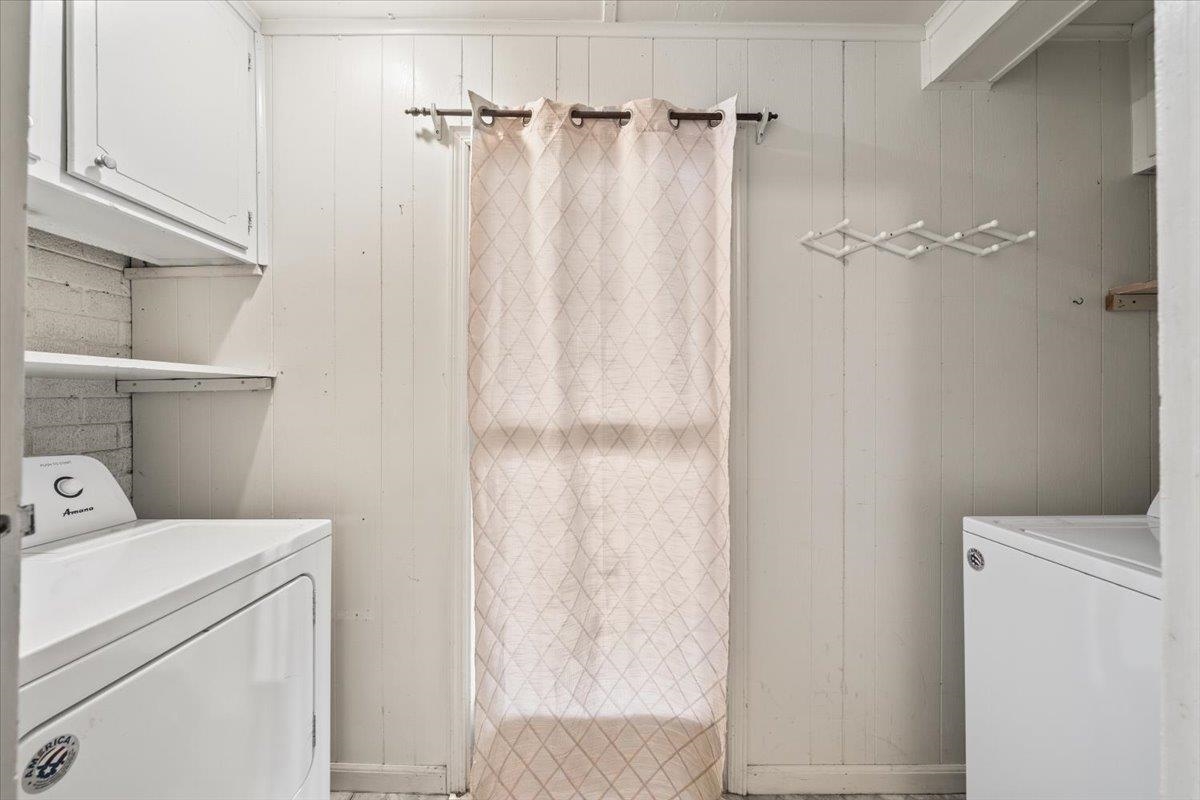 1073 Ivy Road Memphis, TN 38117 - Photo 22 of 33 a view of bathroom with shower
