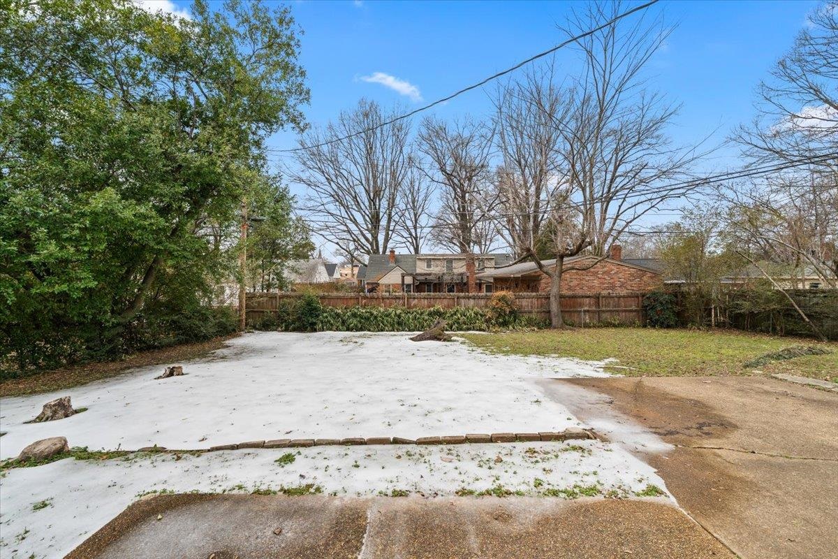 1073 Ivy Road Memphis, TN 38117 - Photo 25 of 33 a view of a out door space area