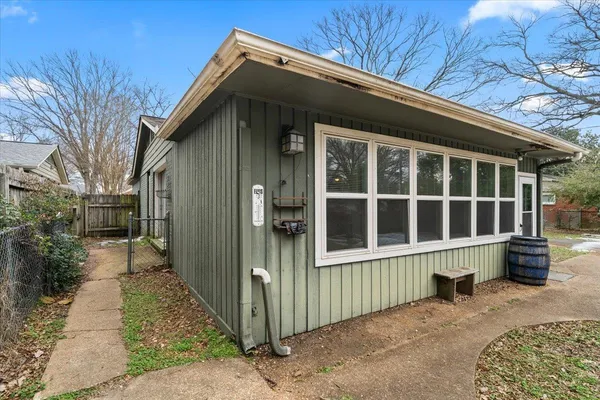 $2,000 | 1073 Ivy Road, Memphis, TN 38117