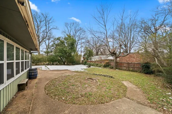 $2,000 | 1073 Ivy Road, Memphis, TN 38117
