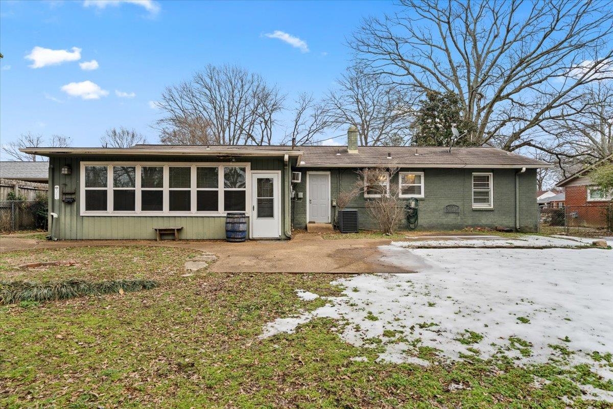 1073 Ivy Road Memphis, TN 38117 - Photo 31 of 33 a front view of a house with a garden