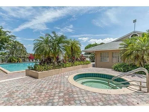 $2,050 | 1761 Northwest 96th Terrace, Unit 3O, Pembroke Pines, FL 33024