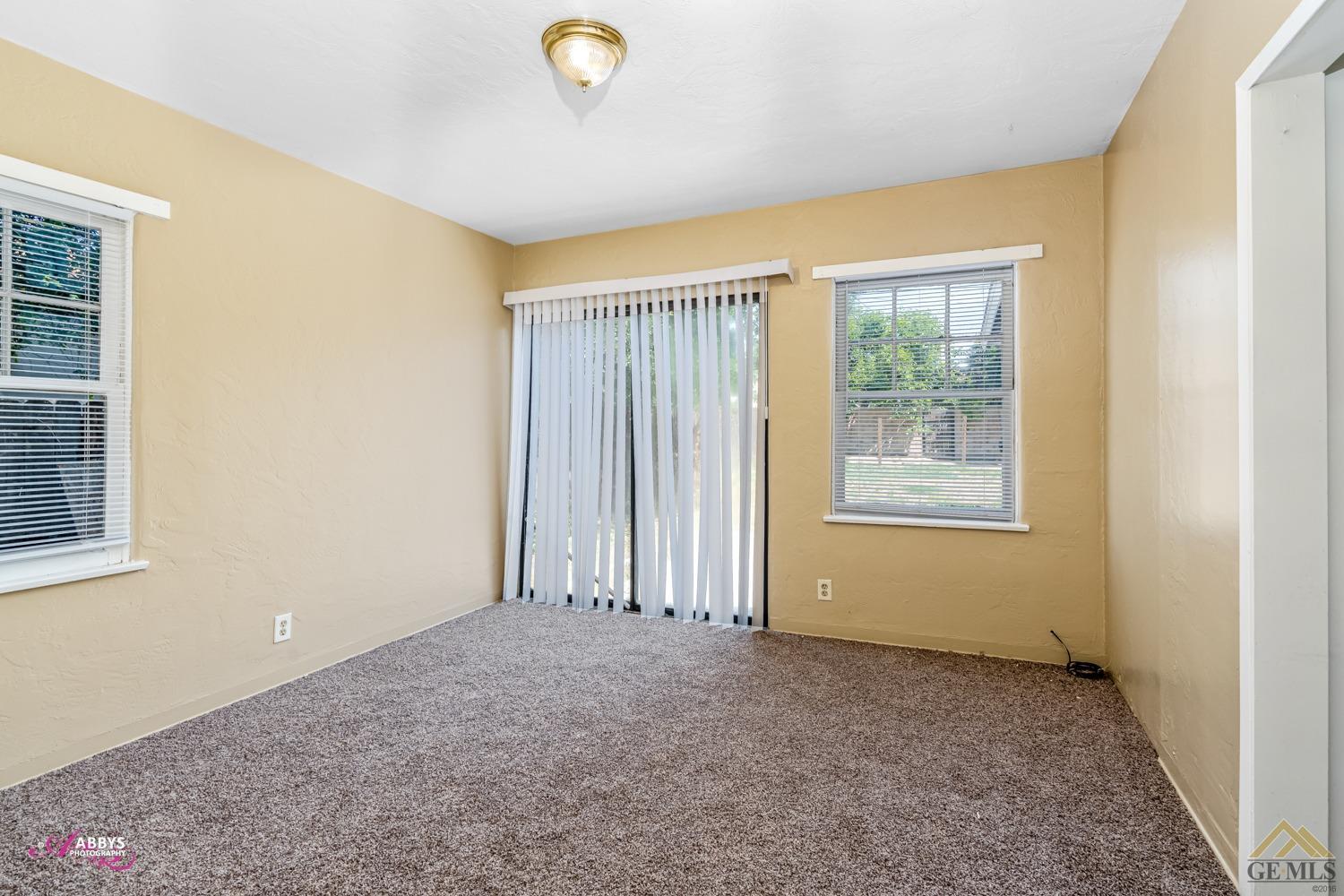Undisclosed Address Bakersfield, CA 93308 - Photo 24 of 37 an empty room with windows