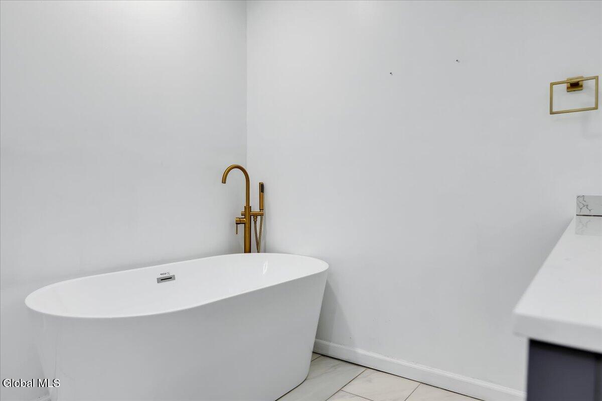 2115 Colgate Place Schenectady, NY 12304 - Photo 20 of 43 32-Primary Bathroom