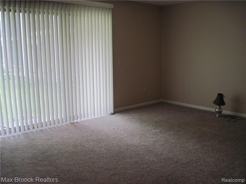 29602 Middlebelt Road, Unit 1804 Farmington, MI 48334 - Photo 3 of 15 IMG_0002.JPG