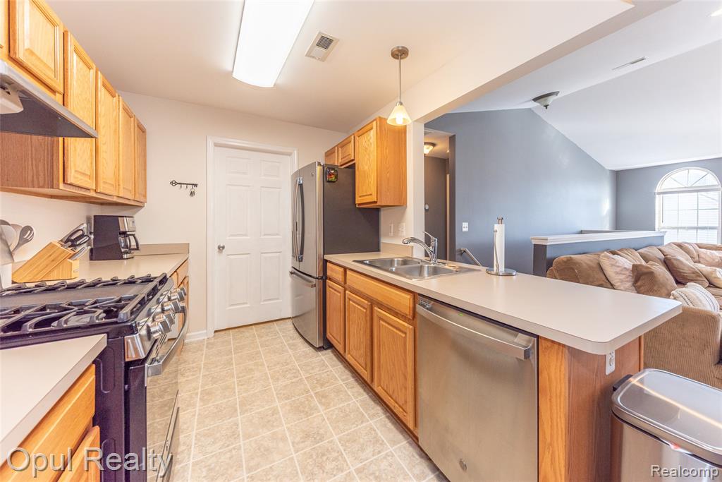 11698 Farmington Road Livonia, MI 48150 - Photo 4 of 23 Gallery Image 4