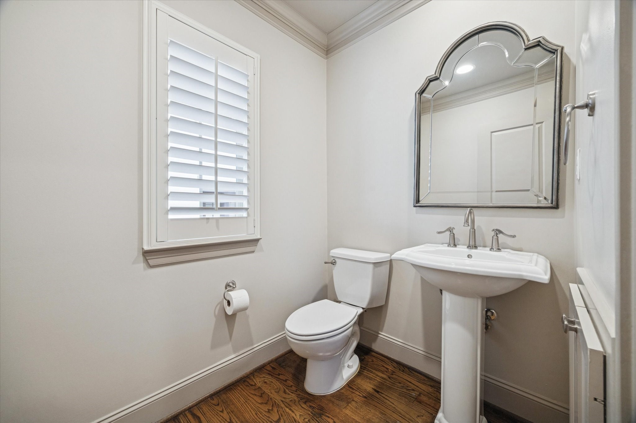 1545 Haddon Street Houston, TX 77006 - Photo 21 of 30 a bathroom with a toilet a sink and mirror