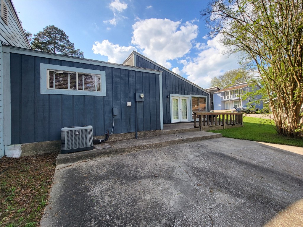 121 Harbour Lane Coldspring, TX 77331 - Photo 28 of 30 a view of a house with backyard and a tree