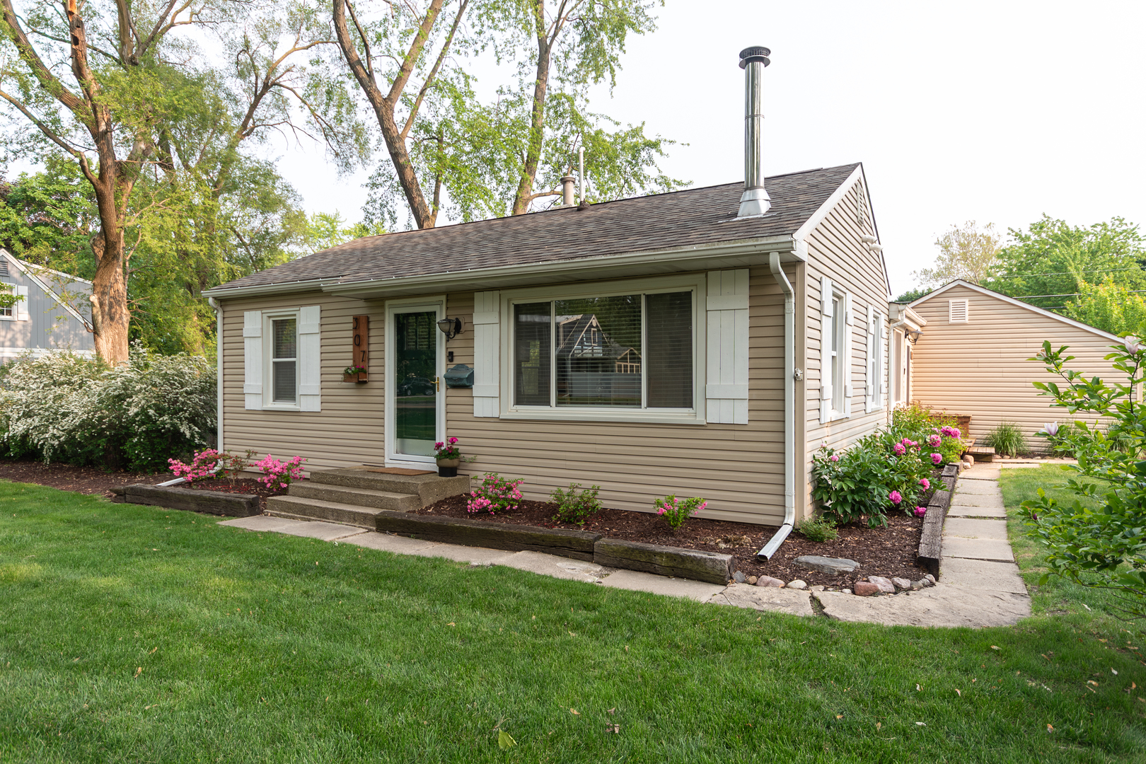 307 Highland Road Grayslake, IL 60030 - Photo 2 of 20 Gallery Image 2