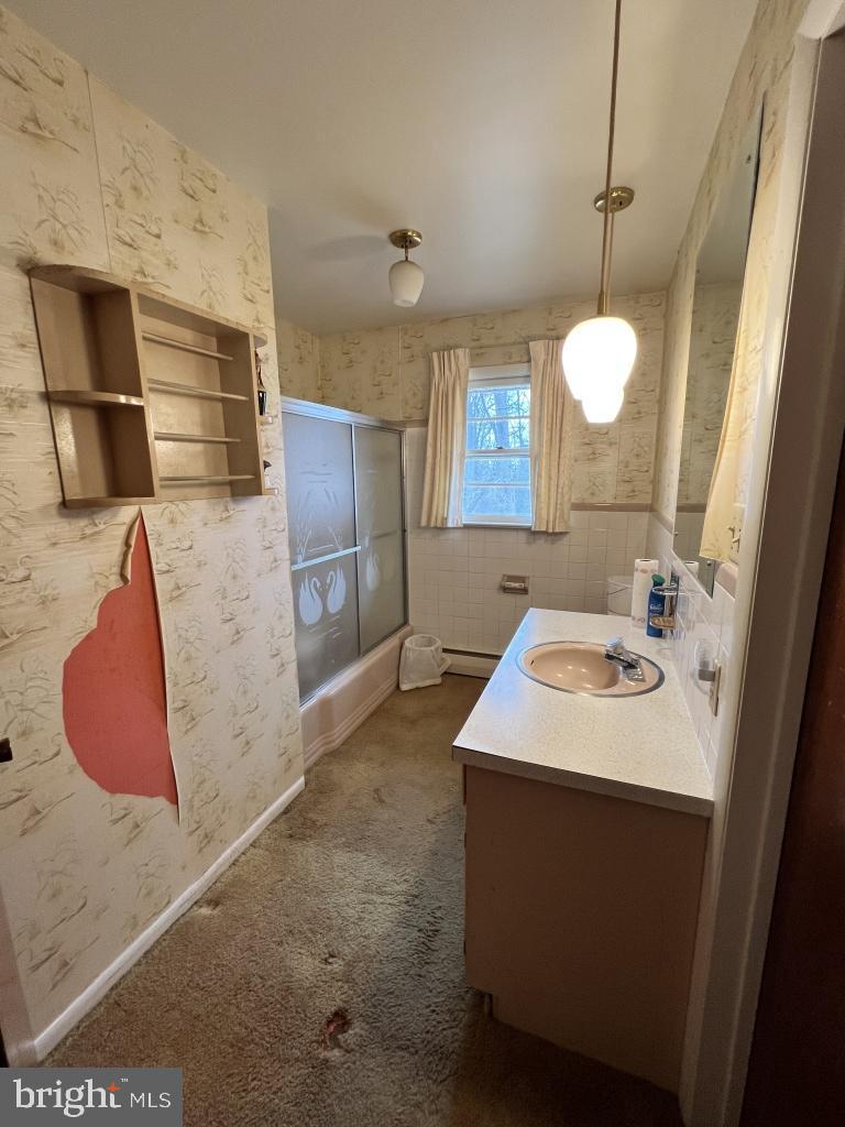 977 Locust Grove Road Middletown, PA 17057 - Photo 13 of 30 a bathroom with a sink and mirror