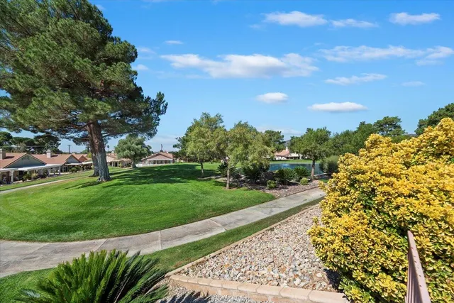 a view of a pathway with a pathway