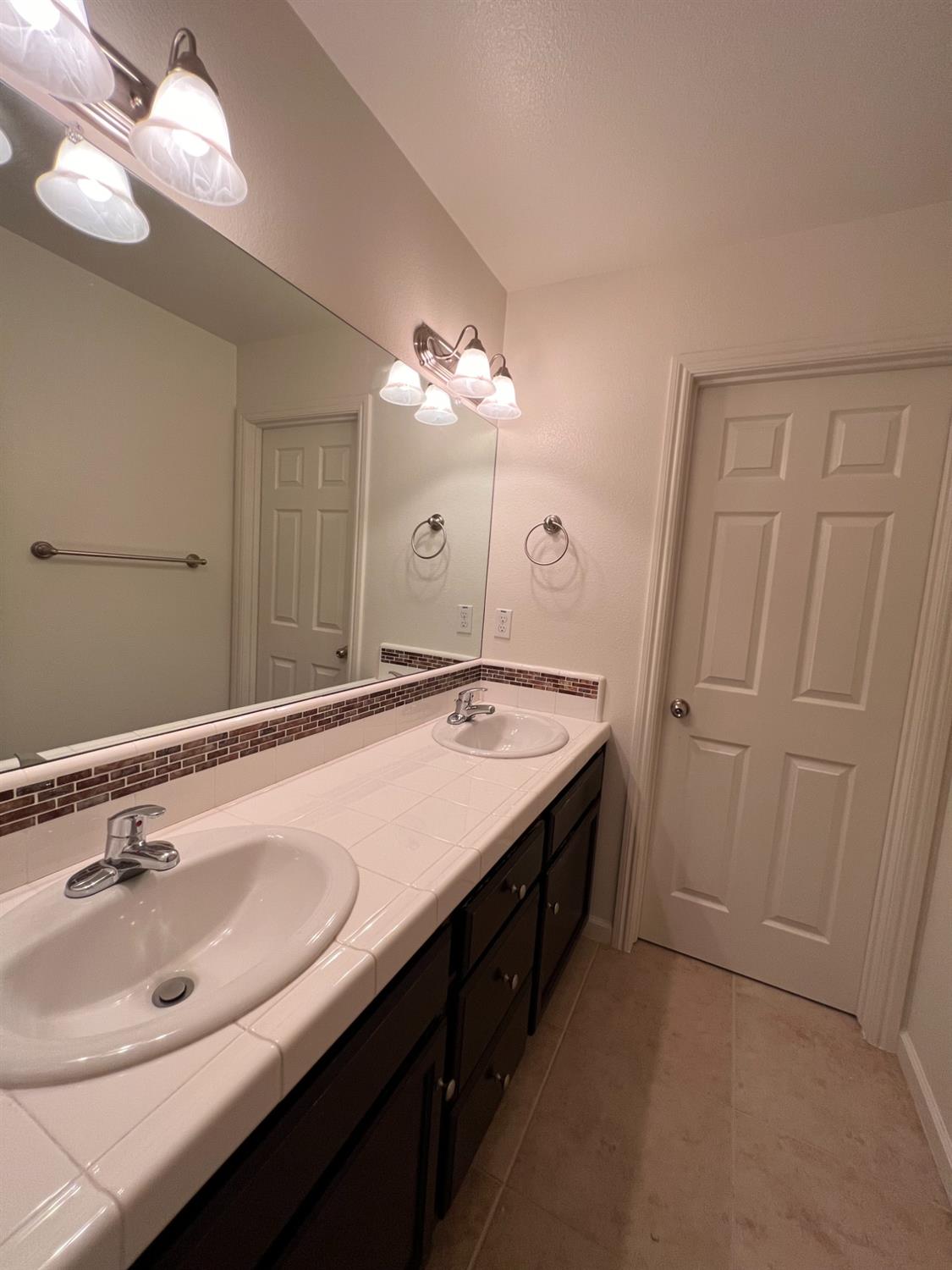 1504 Mosaic Way Clovis, CA 93619 - Photo 29 of 34 a bathroom with a sink and a mirror