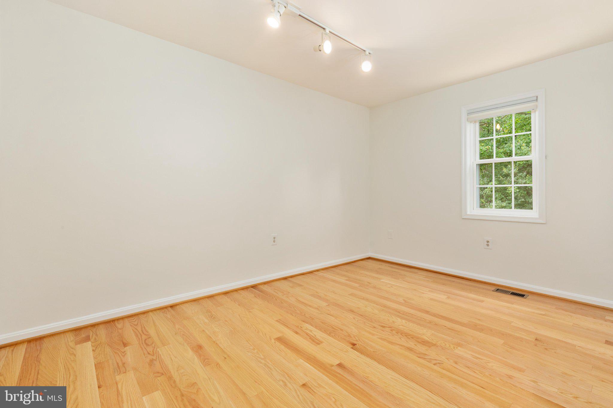 11980 Sentinel Point Court Reston, VA 20191 - Photo 19 of 70 Bedroom #2 | Upper Level