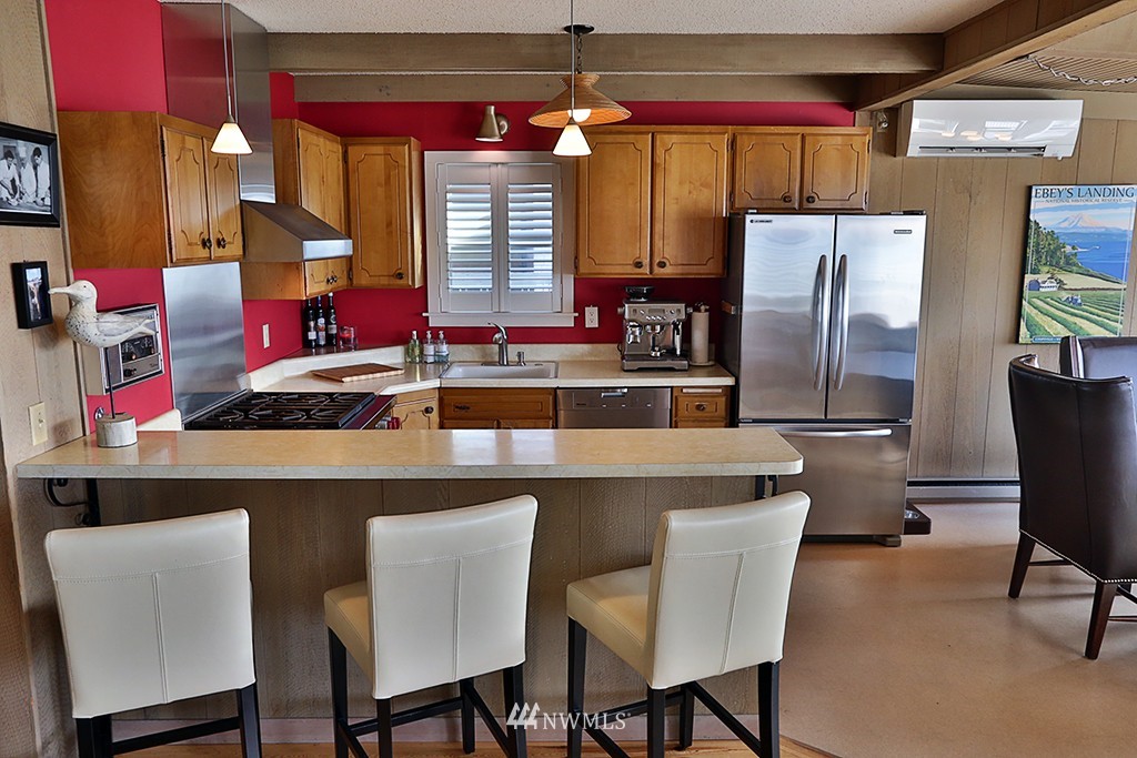 2476 Sunlight Beach Road Clinton, WA 98236 - Photo 4 of 23 Gallery Image 4