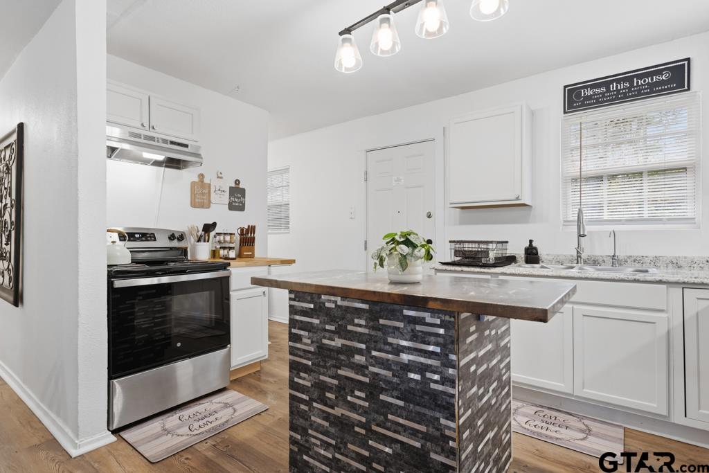10124 County Road 280 Tyler, TX 75702 - Photo 34 of 47 a kitchen with stainless steel appliances granite countertop a stove a sink and a microwave