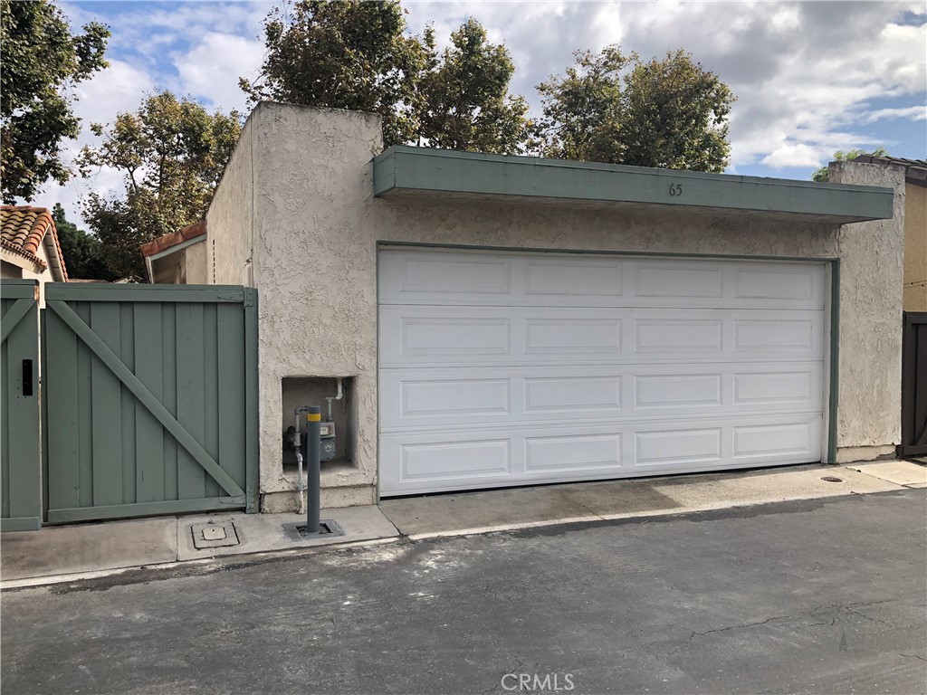 65 Orchard Irvine, CA 92618 - Photo 3 of 21 a view of a garage