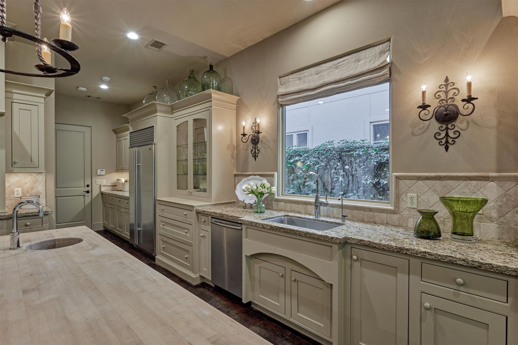 7 Dorset Square The Woodlands, TX 77381 - Photo 13 of 50 Kitchen has granite counters, furniture style price with glass display cabinets. Back kitchen provides extra prep space and large closet pantry.
