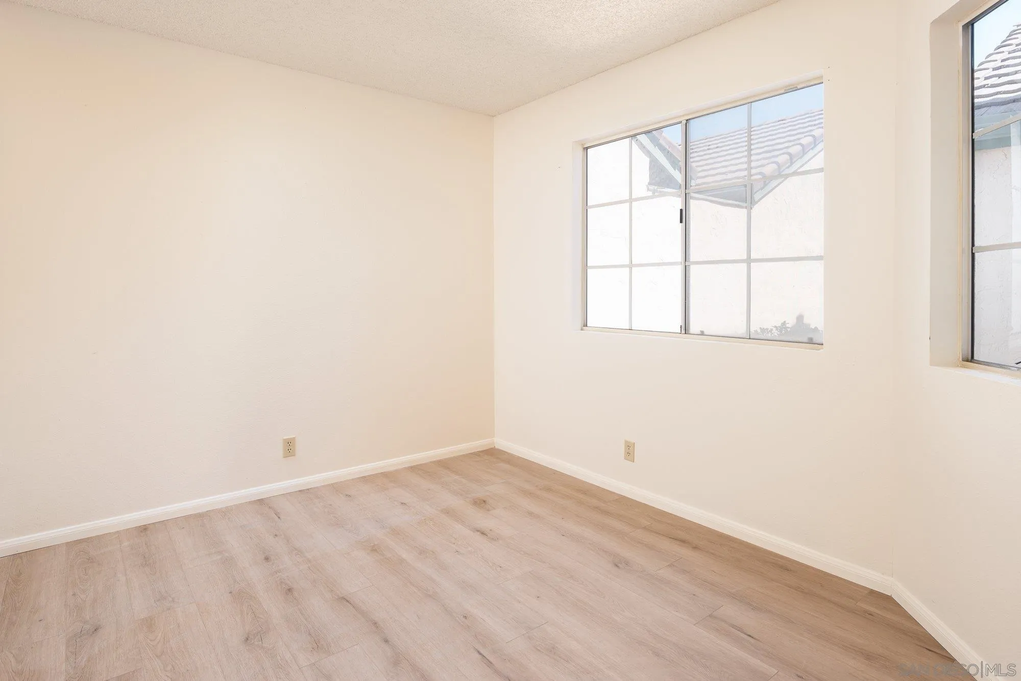 467 Nantucket Glen Escondido, CA 92027 - Photo 21 of 26 an empty room with a window