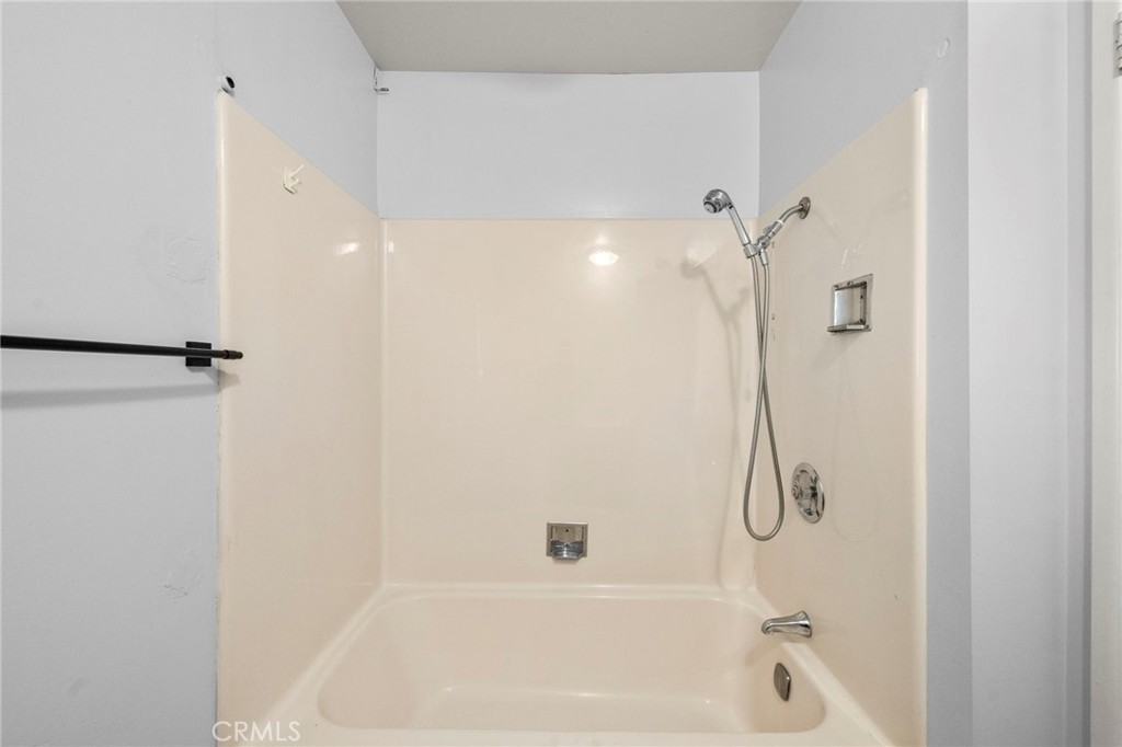 25915 Roanoke Road Menifee, CA 92586 - Photo 25 of 58 a bathroom with a bathtub
