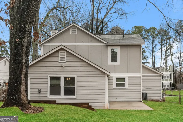 a view of a house with a yard