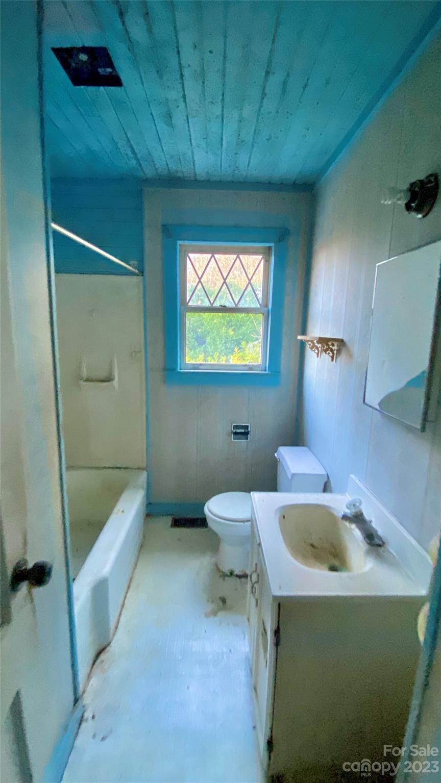 793 Silver Creek Road Mill Spring, NC 28756 - Photo 15 of 20 a bathroom with a sink and bathtub