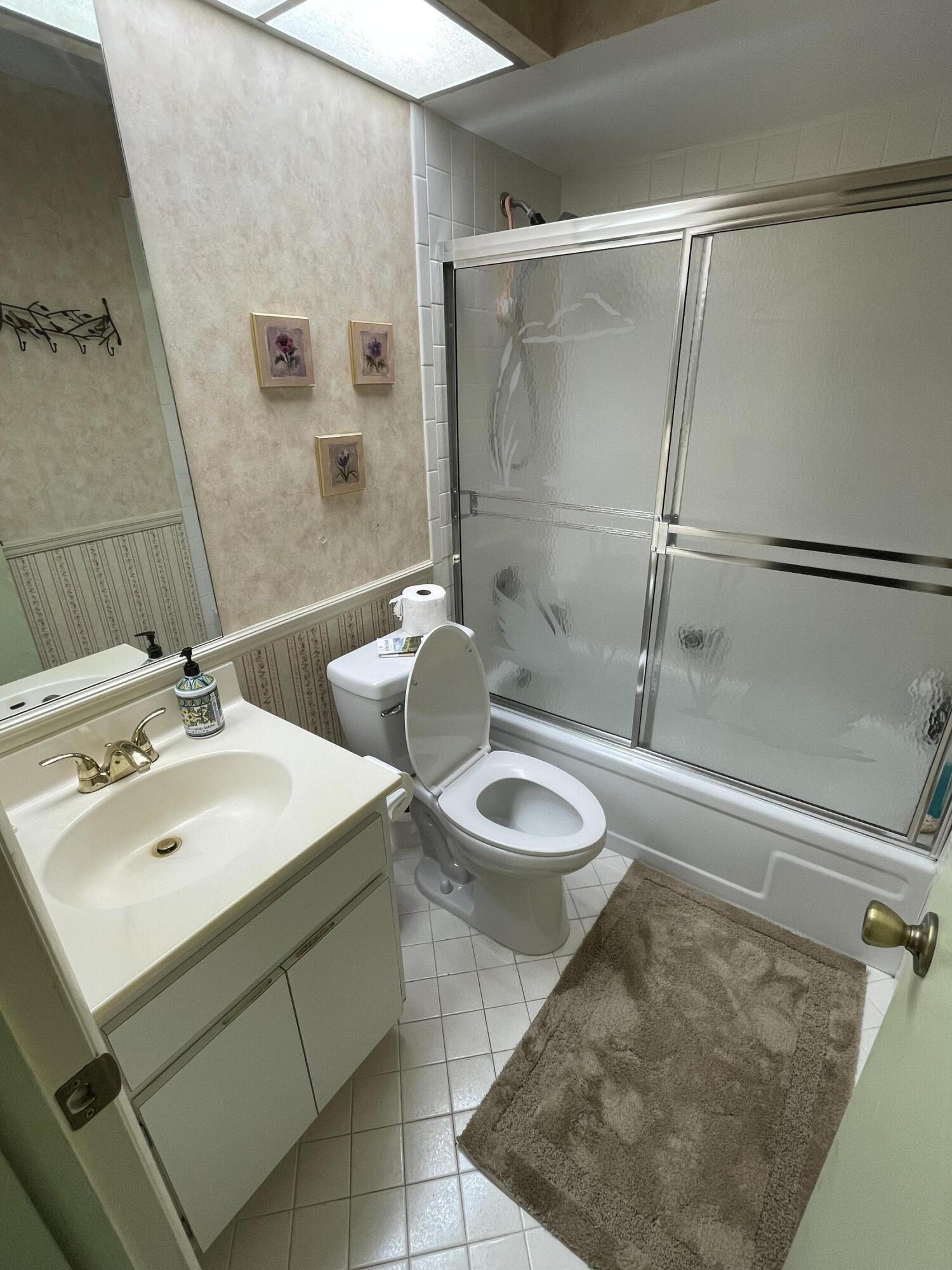 20795 Vía Madeira Boca Raton, FL 33433 - Photo 19 of 25 2nd Bathroom