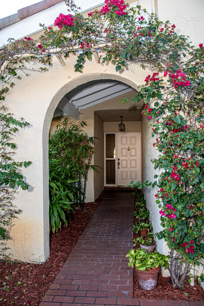 20795 Vía Madeira Boca Raton, FL 33433 - Photo 3 of 25 Entryway