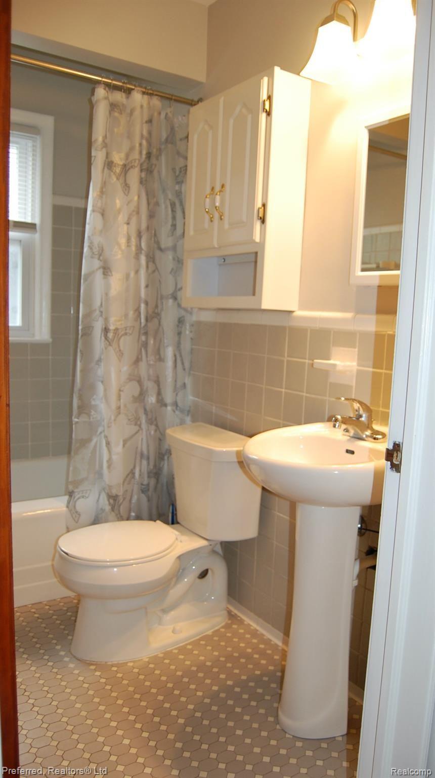 738 West Eleven Mile Road Berkley, MI 48072 - Photo 16 of 18 Bathroom