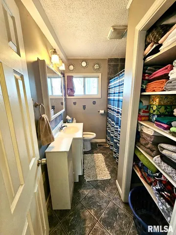 $104,000 | 1615 Elmwood Street, Jacksonville, IL 62650