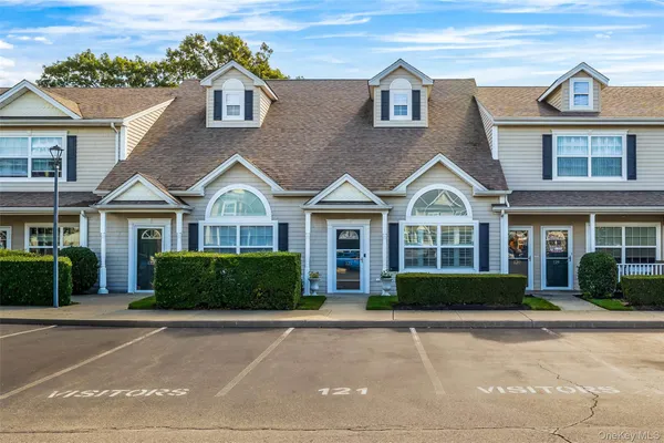 $610,000 | 121 Willow Lane, Valley Stream, NY 11580