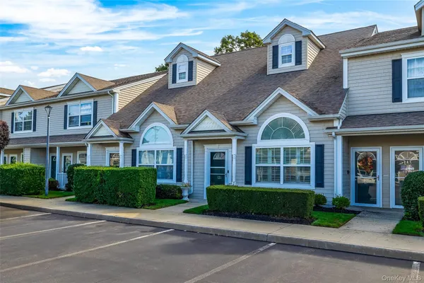 $610,000 | 121 Willow Lane, Valley Stream, NY 11580