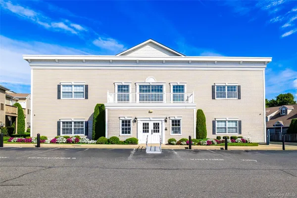 $610,000 | 121 Willow Lane, Valley Stream, NY 11580