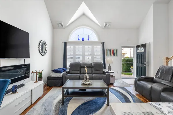 $610,000 | 121 Willow Lane, Valley Stream, NY 11580