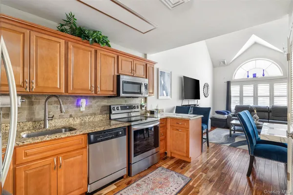 $610,000 | 121 Willow Lane, Valley Stream, NY 11580