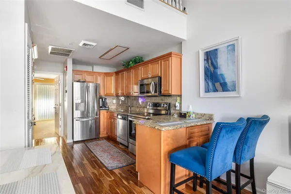 $610,000 | 121 Willow Lane, Valley Stream, NY 11580