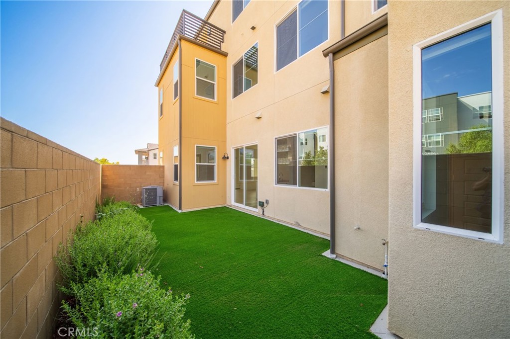 187 Yugen Irvine, CA 92618 - Photo 30 of 31 a view of a back yard of the house