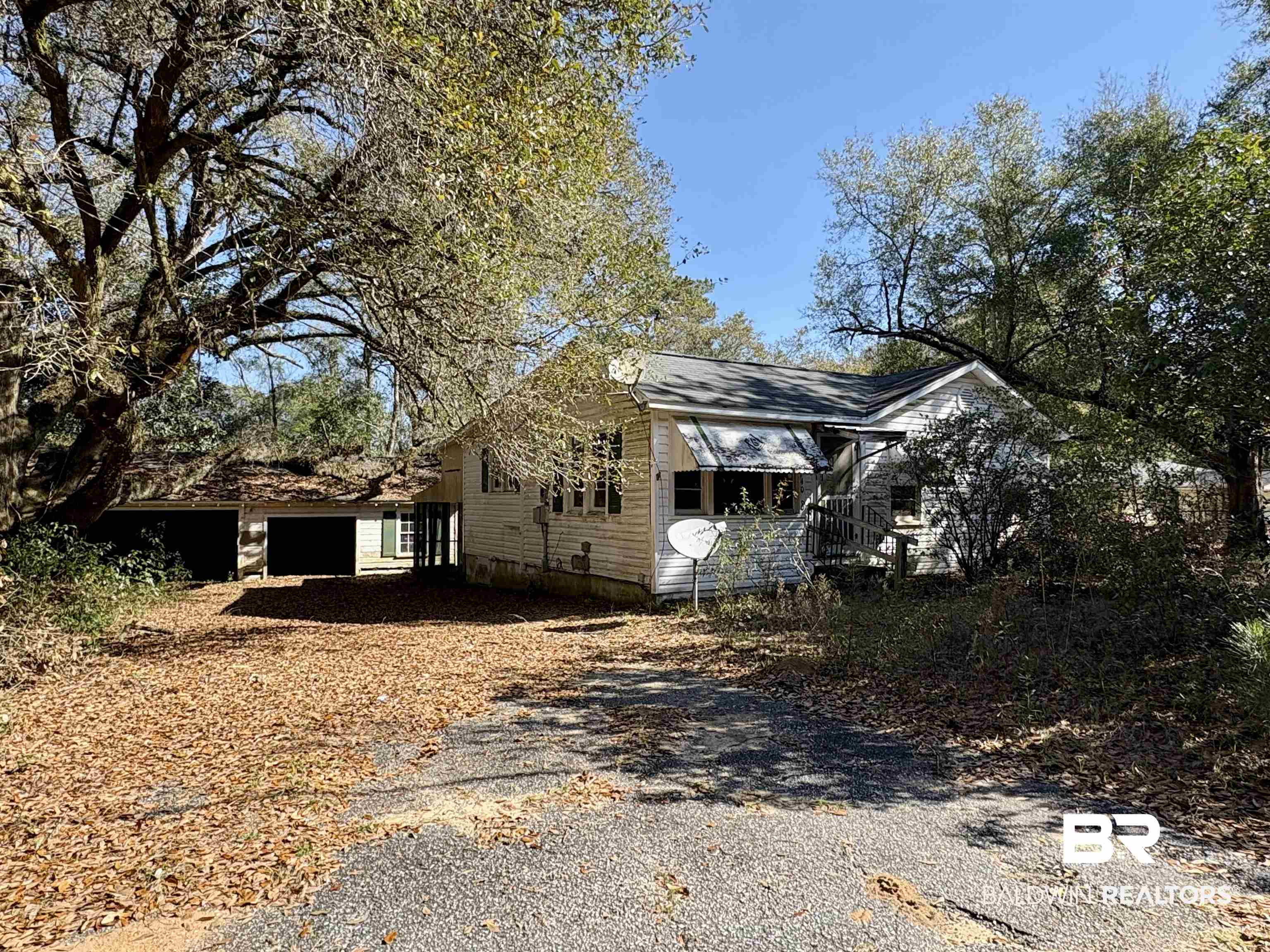 4060 Dickson Lane Mobile, AL 36618 - Photo 1 of 16 View of side of property featuring asphalt driveway